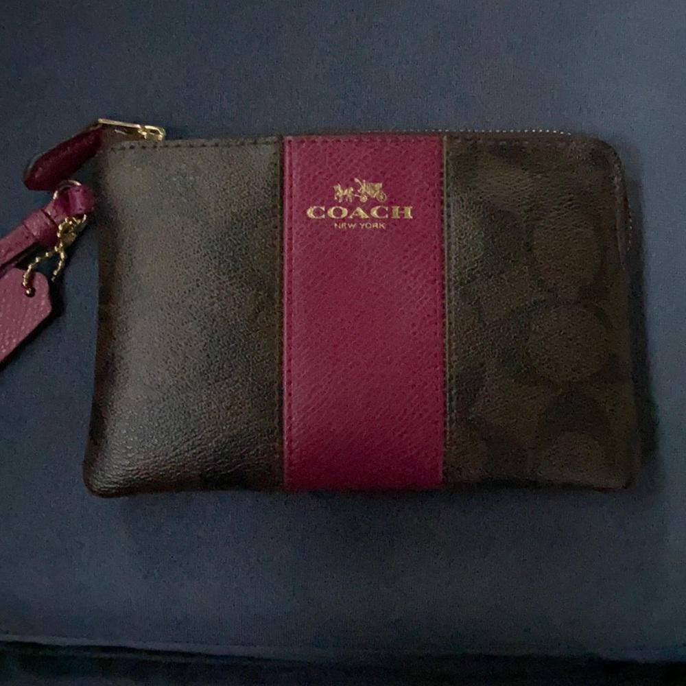 Coach corner Zip Wristlet with Signature Logo design. (BROWN/MARROON)